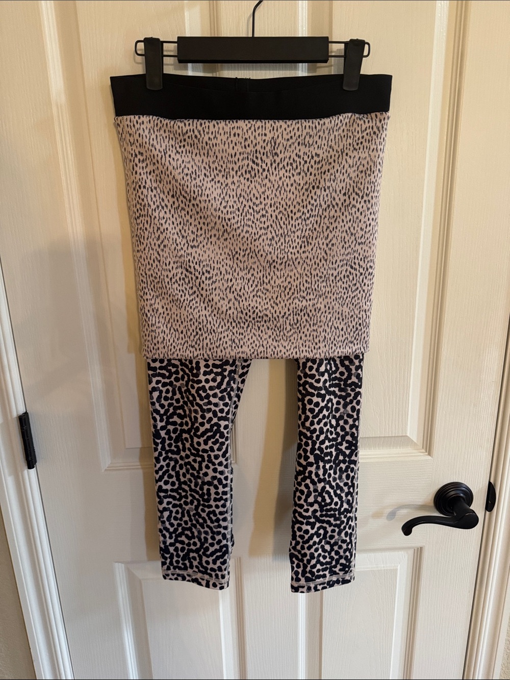 Lululemon women’s convertible leggings that turn into a romper. Unique find!!!!